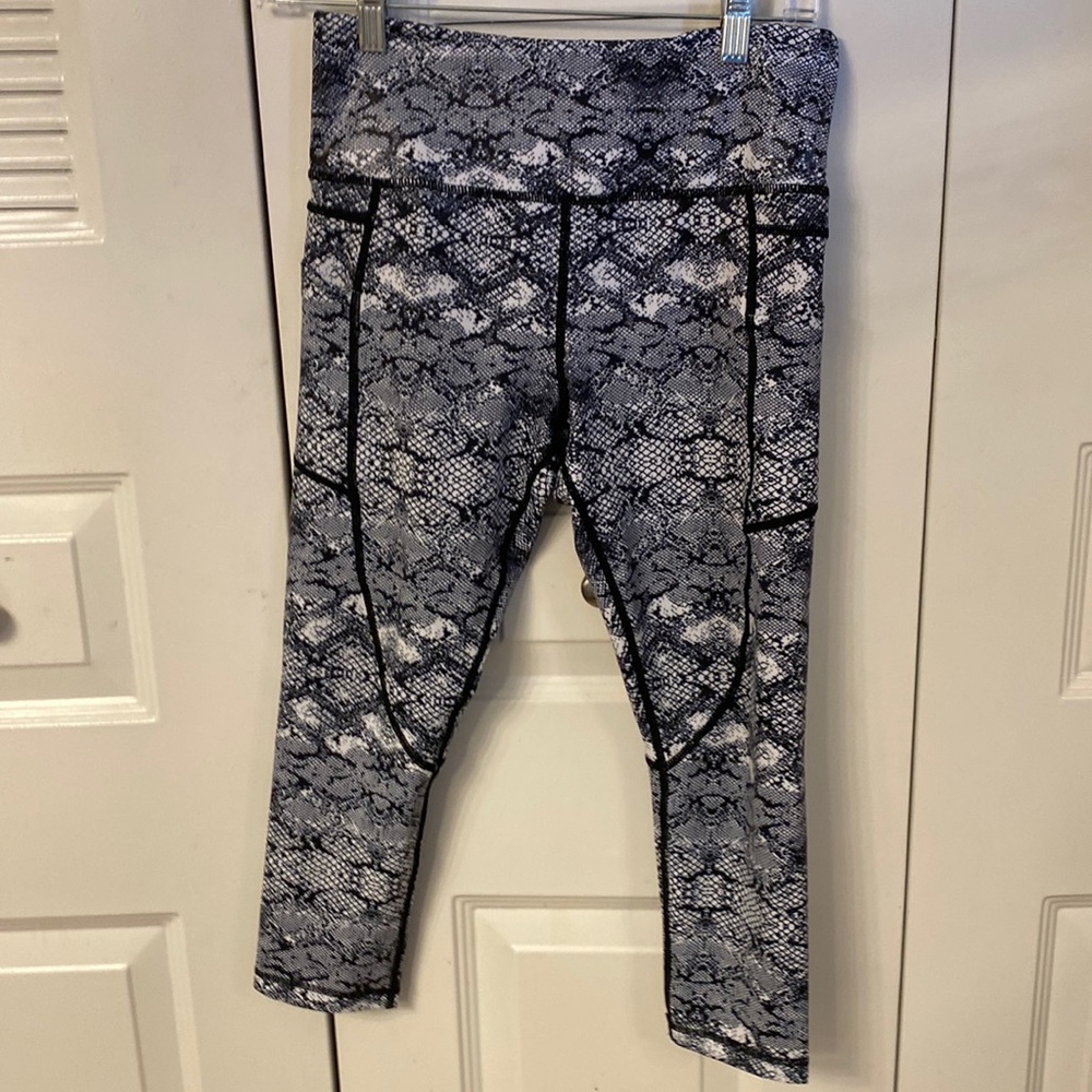 Zyia Active Metallic White And Black Snake Skin Capris
